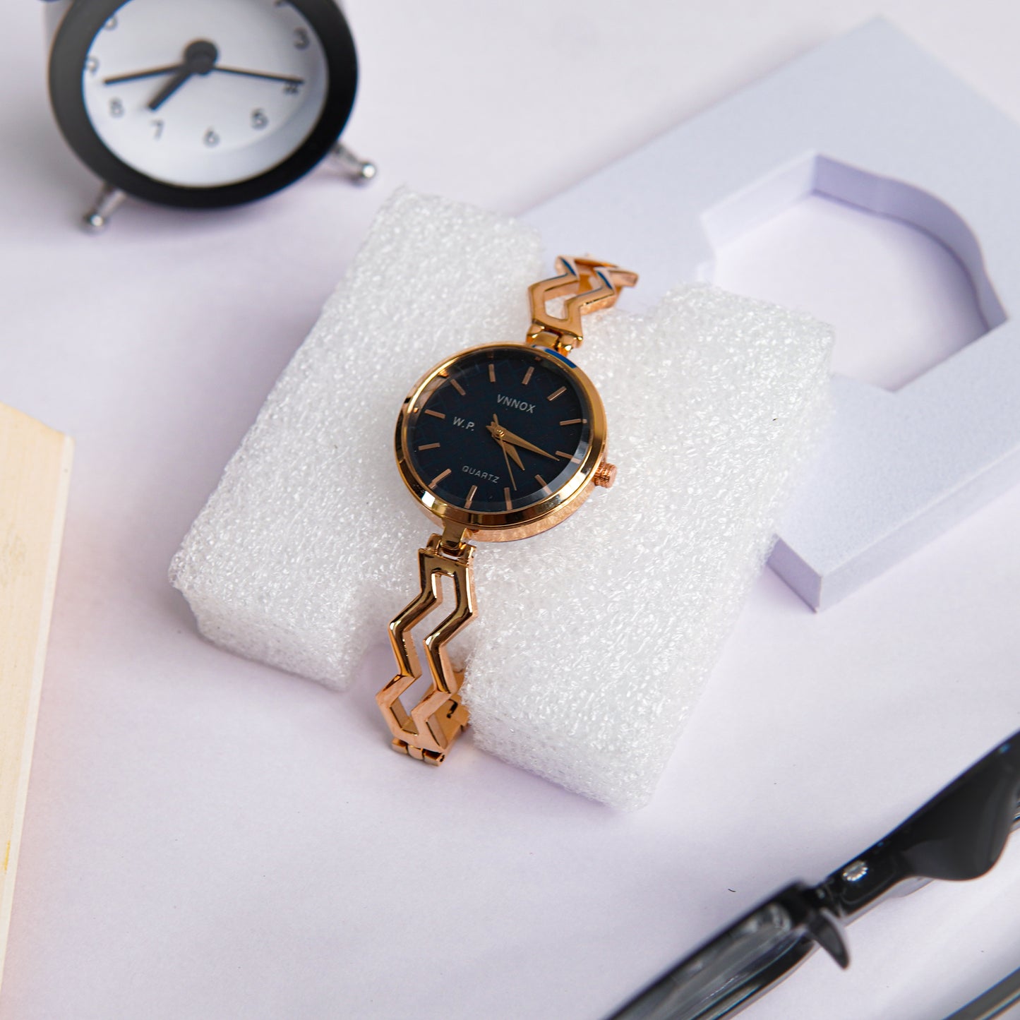 Vnnox Ladies Golden Black Hand Watch