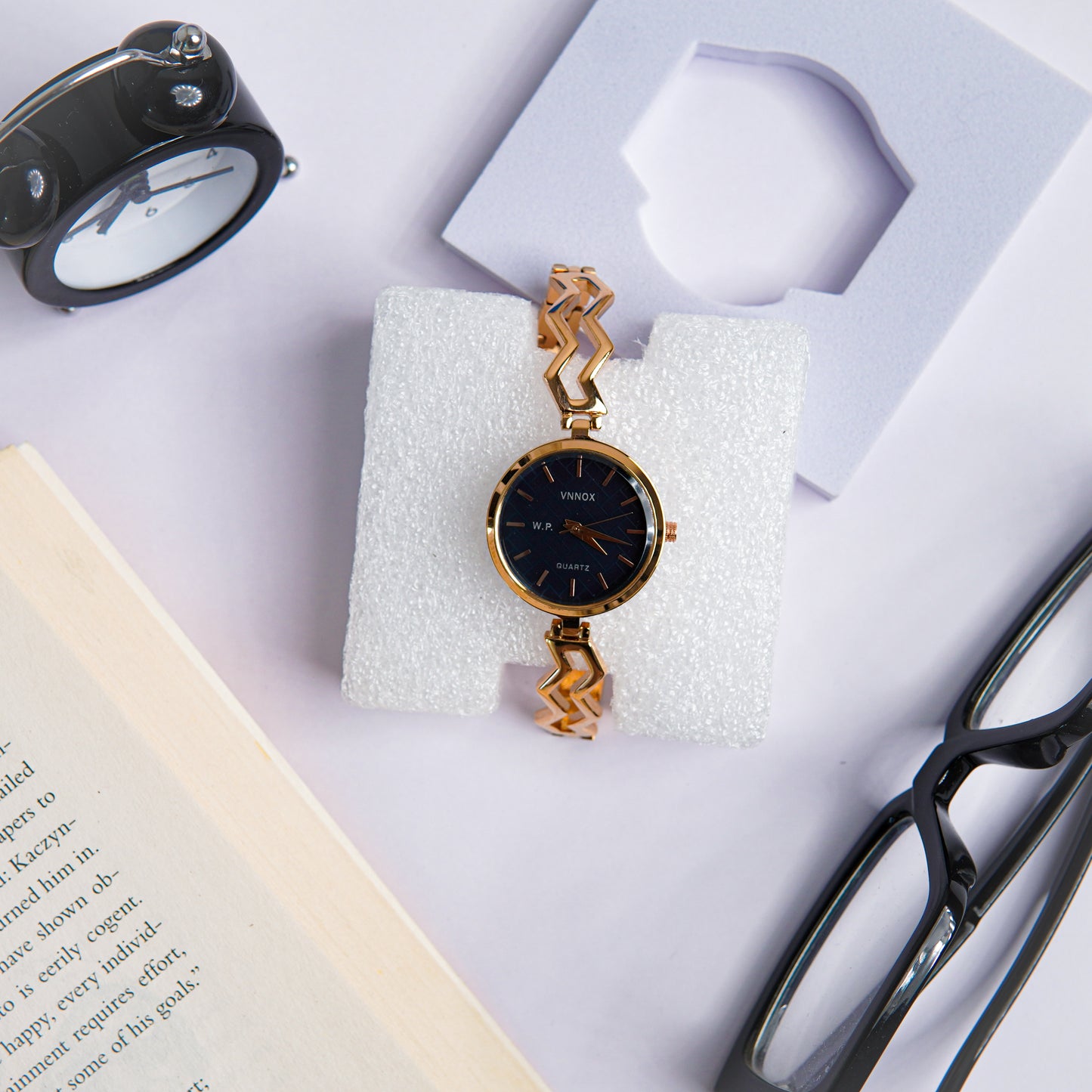 Vnnox Ladies Golden Black Hand Watch