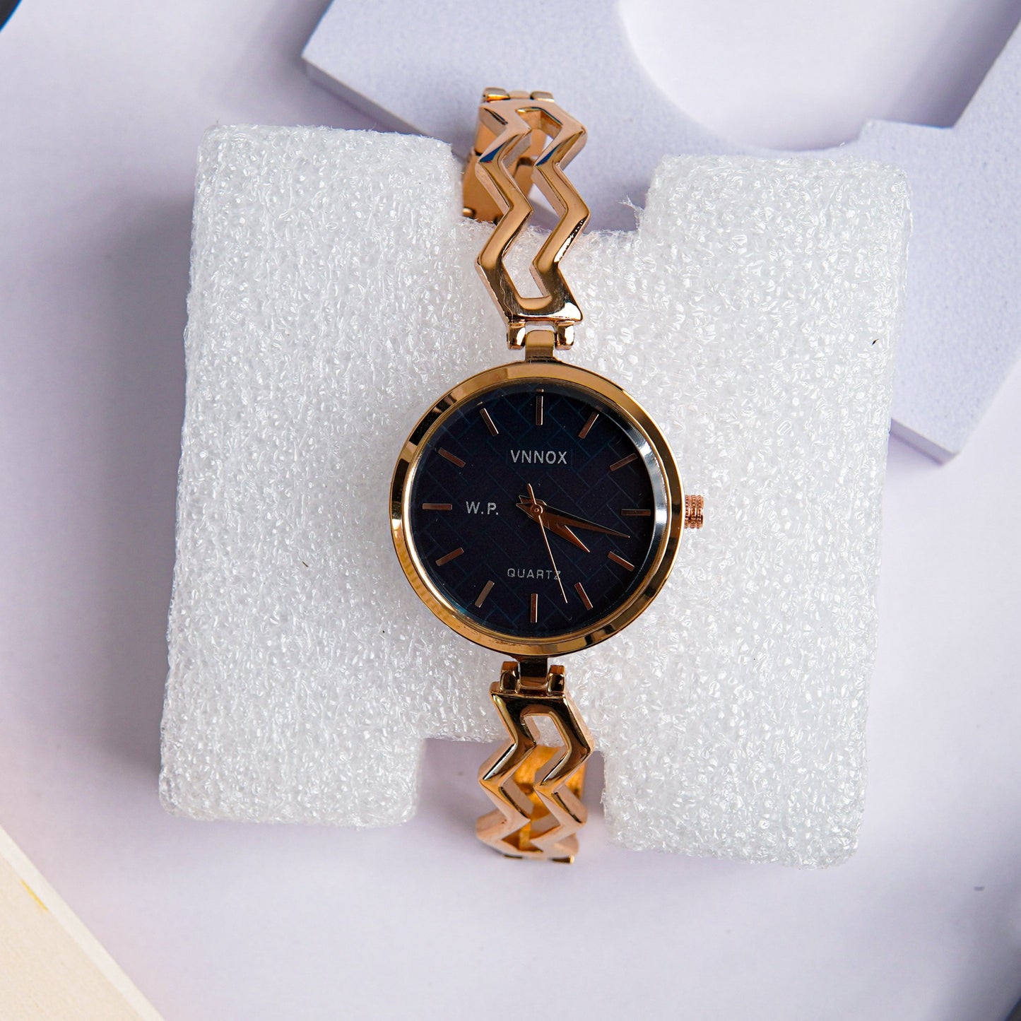 Vnnox Ladies Golden Black Hand Watch