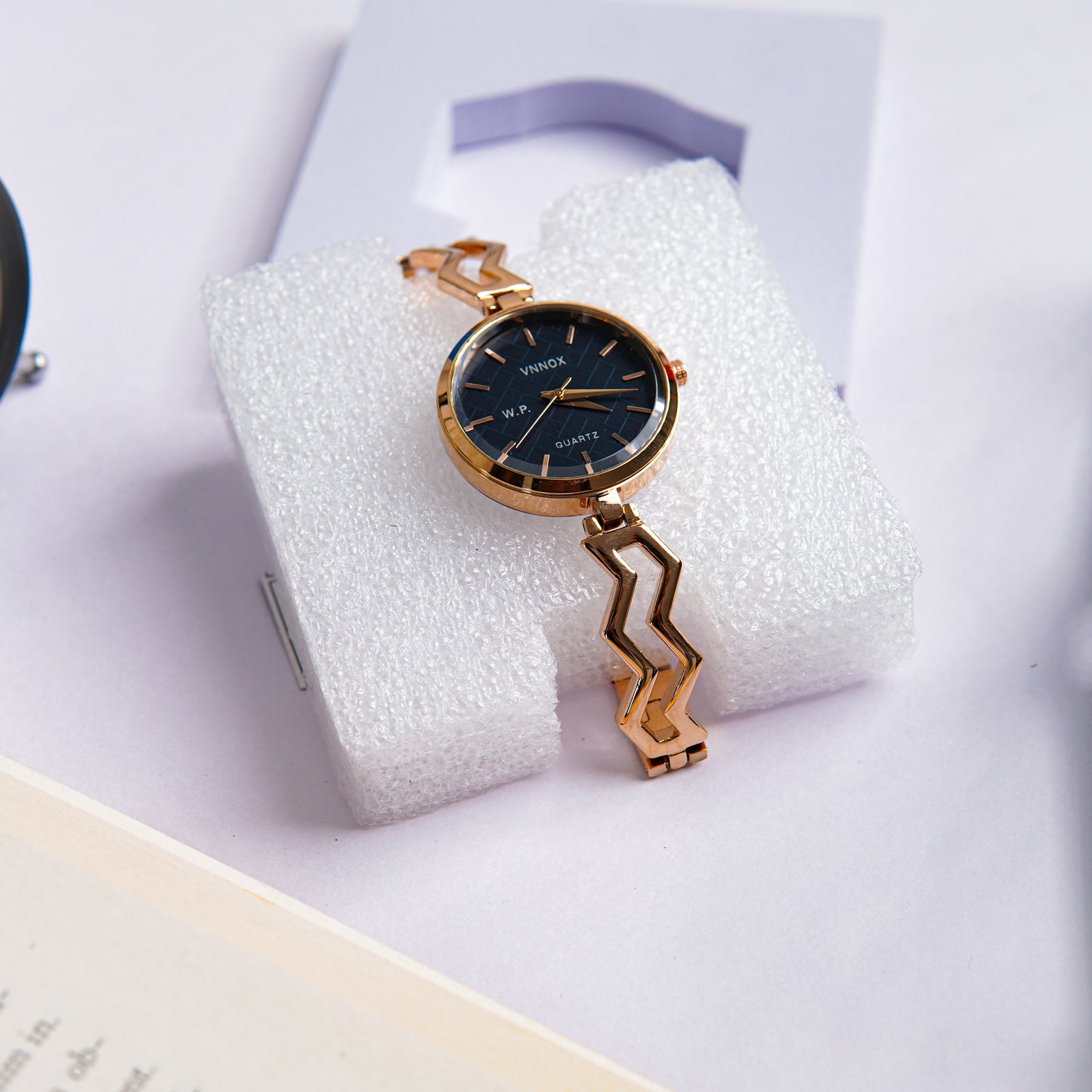 Vnnox Ladies Golden Black Hand Watch